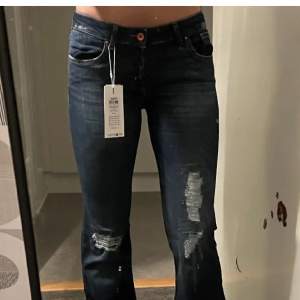 Säljer mina fina lågmidjade jeans från only på grund att att dem tyvärr blivit alldeles för små för mig. Bra sick är dem även i då jag inte använt dem så mycket  (Köpta för ca 500kr)  Helbild går att se om ni bländare ner lite!!