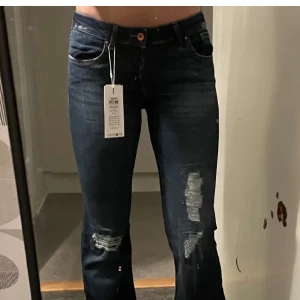 Lågmidjade jeans  - Säljer mina fina lågmidjade jeans från only på grund att att dem tyvärr blivit alldeles för små för mig. Bra sick är dem även i då jag inte använt dem så mycket  (Köpta för ca 500kr)  Helbild går att se om ni bländare ner lite!!