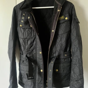 Svart barbour jacka  - Svart barbour jacka i storlek 38 vadderad så perfekt till hösten! Bra kvalité i bra skick 