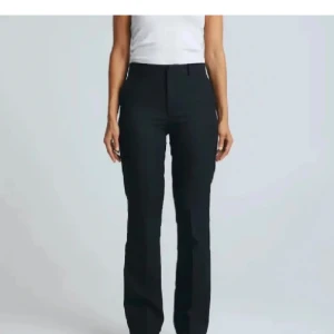 Svarta kostymbyxor - Snygga svarta kostymbyxor med midwaist🍁💕använda fåtal gånger. Nypris 500kr