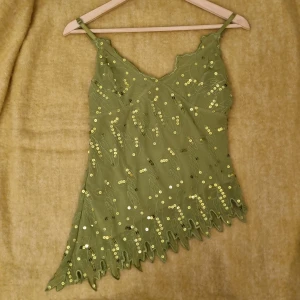 Grön glittrig topp - En snygg grön, glittrig topp från Gina Tricot☆ med fina detaljer nertill♡