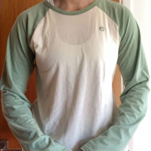 Baseballtröja  - Baseball tröja i mintgrönt och offwhite. Använd ett fåtal gånger. Mjukt och ganska tunt material vilket gör den väldigt skön att ha på sig. Storlek M, men passar även S