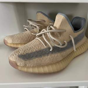 Äkta yeezy 350 v2 linen storlek 44 2/3. Köptes 3 år sedan användes då under en sommar sen har dom bara stått i garderoben. Äkta yeezy ”palette”