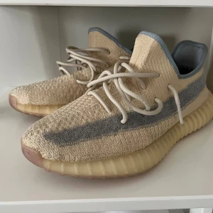 Yeezy boost 350 v2 Linen - Äkta yeezy 350 v2 linen storlek 44 2/3. Köptes 3 år sedan användes då under en sommar sen har dom bara stått i garderoben. Äkta yeezy ”palette”