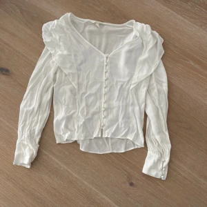 HM blus  - Väldigt fin men kommer tyvärr inte till användning. En knapp har lossnat på blusen men lätt att återställa(kommer med en knapp till) 😊