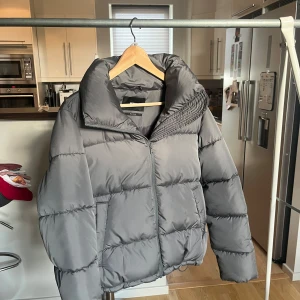 Grå jacka från bik bok - Oanvänd jacka från Bik Bok som tyvärr inte kommer till användning:(. Storlek S🫶🏼