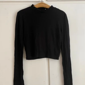 svart långärmad topp nelly - svart långärmad topp från nelly. något croppad