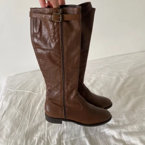 Vintage äkta skinn läder läderboots stövlar  - Storlek 39, väldigt bra skick! Har en dragkedja o ett spänne 💋