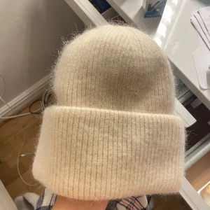 Mössa  - Fluffig mössa i beige , som ny inga smink fläckar o så