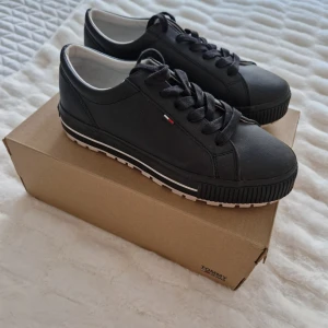 Ett par mörk blåa skor Tommy Jeans - I st 39,ny skick,använda bara en gång