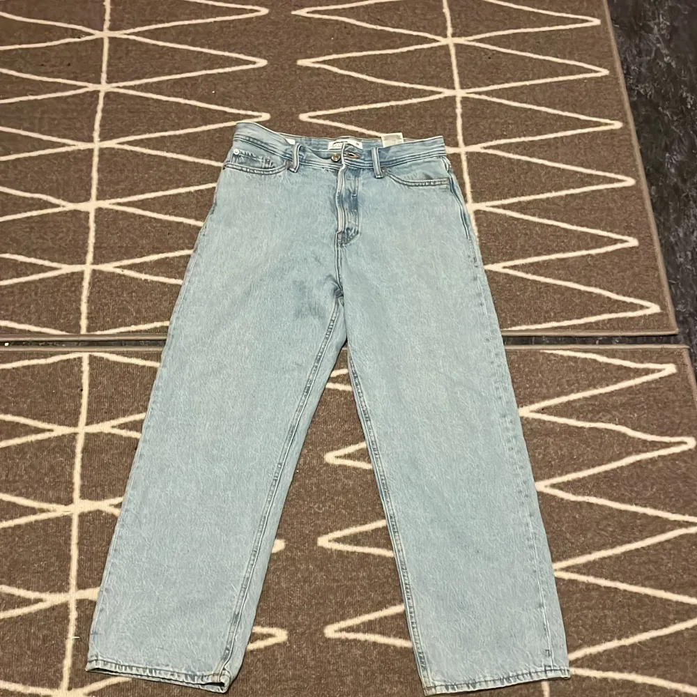 Använde ett par gånger, de är inte riktigt min stil längre,storleken är 29& 30. Jeans & Byxor.