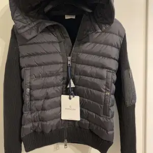 Hej! Säljer nu min moncler cardigan som är i nyskick. Säljer den då den inte kommer till användning nå mer. Kvitto finns!!