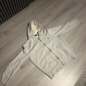 Ralph Lauren Zip - Storlek L men sitter som M, fin grå färg, i fint skick