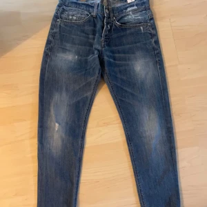 dondup jeans blå - hej säljer dessa dondup jeans i ett bra skick! Strl: 31 Skriv dm för mer info eller bilder