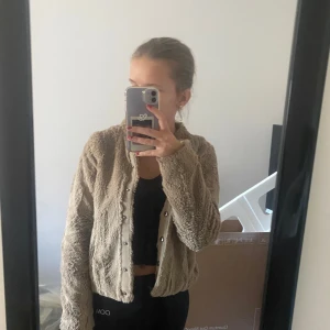 Pälsjacka  - Säljer denna supermysiga pälsjacka då den knappt kommer till använding och är lite liten😇 