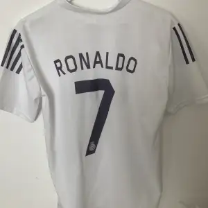 Säljer en vit retro Ronaldo tröja!  Strl M.    Priset kan sänkas vid snabb affär 