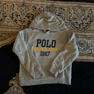 Ralph lauren hoodie grå sällsynt M barn - Ralph lauren hoodie, använd fåtal gånger. Sällsyn och svår att hitta, nypris 1699kr Mitt pris 449kr pris kan diskuteras