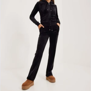 Juicy Couture set  - Köpte detta sättet för nått år sedan och bara använt den en gång. Helst säljer jag sättet tillsammans men om man vill ha en del så kan man höra av sig så diskuterar vi vidare det!