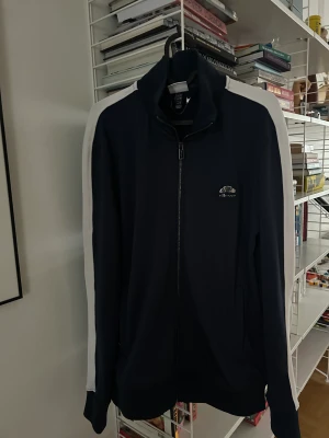 Kofta  - Koftan är knappt använd, en kofta från ellesse, kan funka som en träningkofta eller en kofta när det är lite kallt ute. 