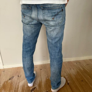 Dondup George jeans - Tja, säljer ett par riktigt feta dondup George jeans i storlek 31 men passar 30. Skick 9/10 och har inte använts mycket. Modellen är 175cm och väger 65kg. Mitt pris: 1099 nypris: 4000kr. Priset är ej hugget i sten😁