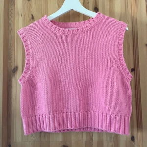 Rosa stickad väst - Storlek S, väldigt bra skick använd en gång