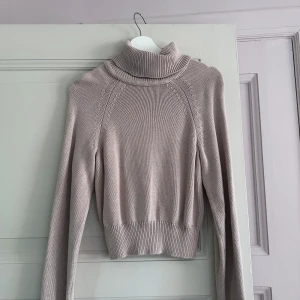Stickad polo från NaKd - Beige fin stickad i lite kortare modell, markerar midjan då den blir lite tajtare🤎
