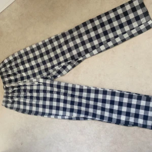 Pyjamasbyxor  - Använd några gånger Normal i storlek  Sköna att sova i  Snöret är som en dekoration 