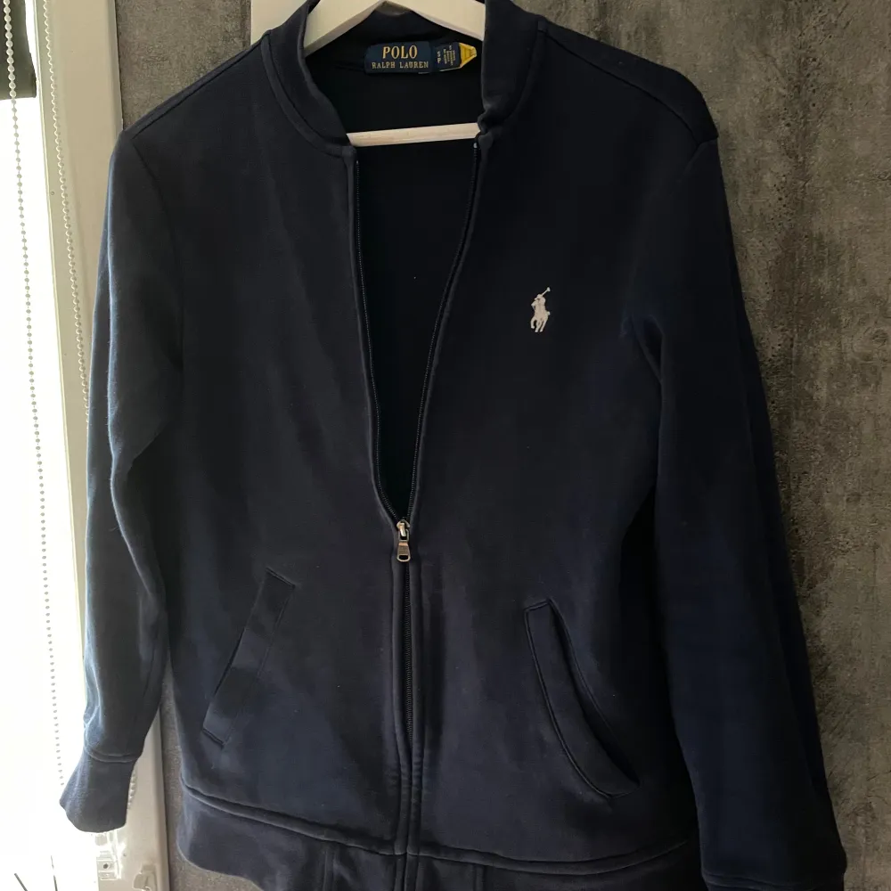 Säljer nu denna riktigt feta tröjan från Ralph Lauren. Storlek s och i perfekt skick. Tveka inte att höra av dig vid frågor eller för fler bilder🤙. Tröjor & Koftor.