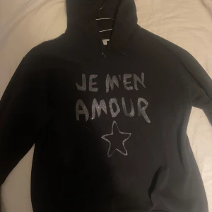 Hoodie med tryck  - Svart hoodie med glitter tryck från Gina Young, är i storlek 158/164 men den passar på mig som brukar ha S. Är i bra skick! 