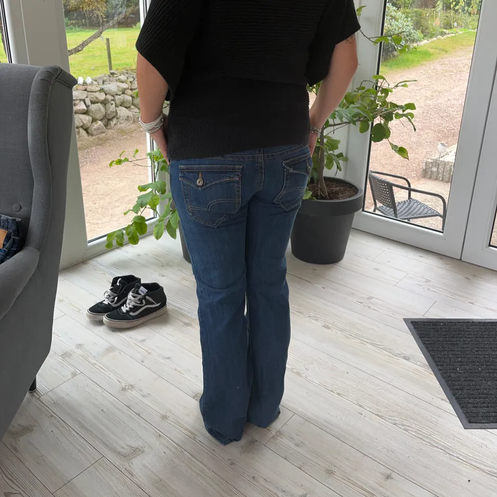 Säljer ett par snygga blå bootcut jeans. Jeansen har supersnygga detaljerade fickor och är i bra skick! Säljer pga att jag måste rensa💞. Jeans & Byxor.