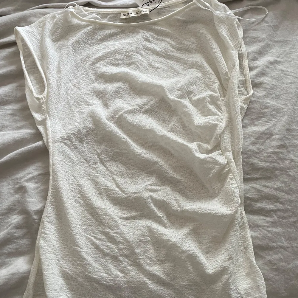 Supersnygg, väldigt genomskinlig topp ifrån pull & bear som formar sig efter din kropp. Supersnygg på fest! Aldrig använd, därav prislapp på. Storlek M men ganska liten i storleken. . Toppar.