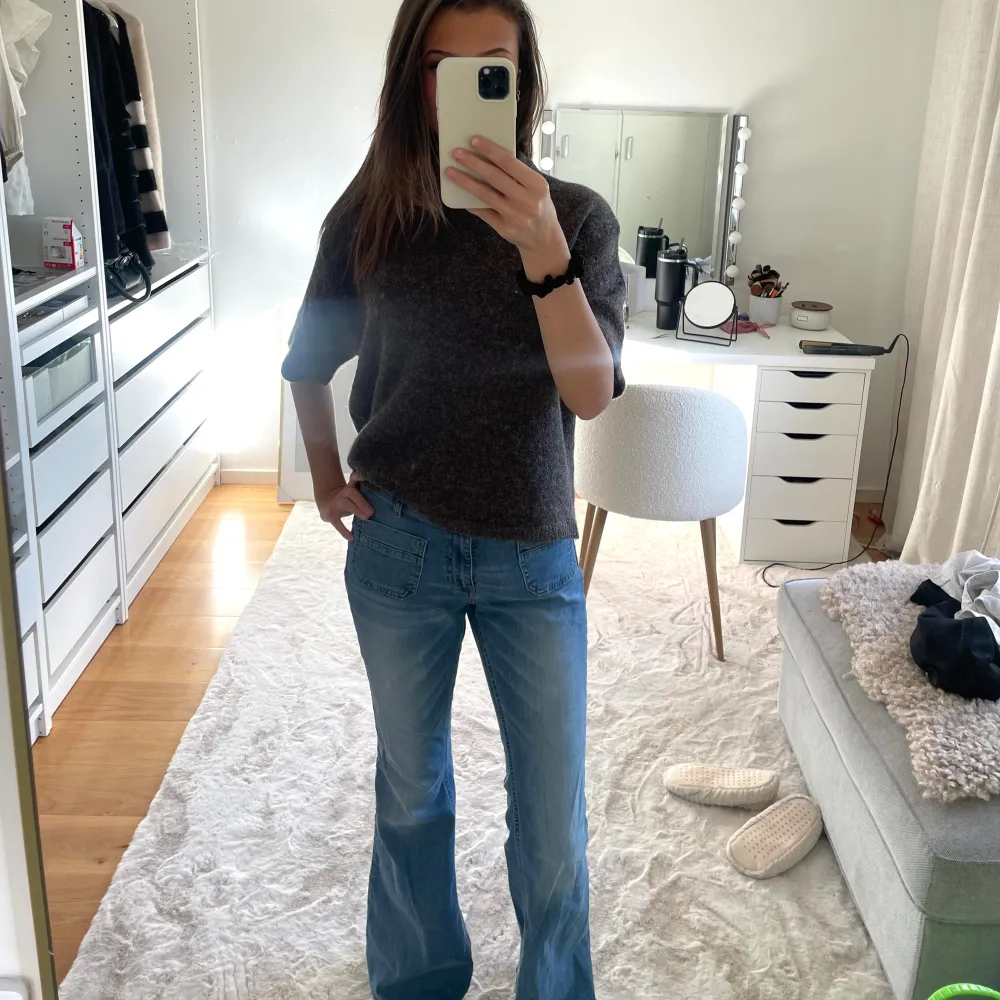 Så snygga lågmidjade jeans med coola fickor fram💘 fint skick! Använd gärna köp nu🌟🌟. Jeans & Byxor.