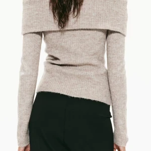 Off shoulder tröja - Inga defekter och super skick, använd max 2 ggr. Strl S. Perfekt till hösten. Hör av vid frågor💕👚