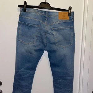Jeans från Jack and Jones  - Säljer ett par jätte fina blåa jeans från Jack and Jones i modell slim/liam fit i storlek w32-L30, inga defekter!!