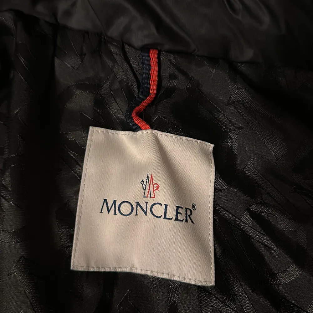 Säljer en snygg svart cardigan/jacka från Moncler. Den har en dragkedja framtill och är långärmad med ett Moncler-märke på ärmen. Perfekt för hös❗️ej org ❗️ är öppen för byten. Jackan är aldrig använd. Byter helst mot en jacka.. Takit.
