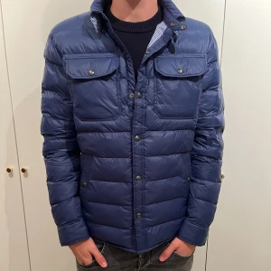 Ny Polo Ralph Lauren jacka - Säljer denna svin feta Polo Ralph Lauren jackan i marinblå, aldrig använd. Nypris: 3600 kr, jag säljer för 1900. Länk för Qr-kod: https://www.ralphlauren.eu/dk/en/dpid-authenticated?authActionId=Vg8qYey8f7kAnBaQQYFXmess&webstoreAvailable=true