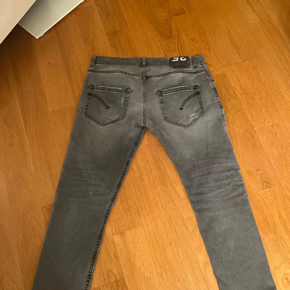 Säljer dessa galet feta dondup jeans med unika slitningar. Storlek 35, sitter som 32 till 33 i midja och 30 i längd. Jeans & Byxor.