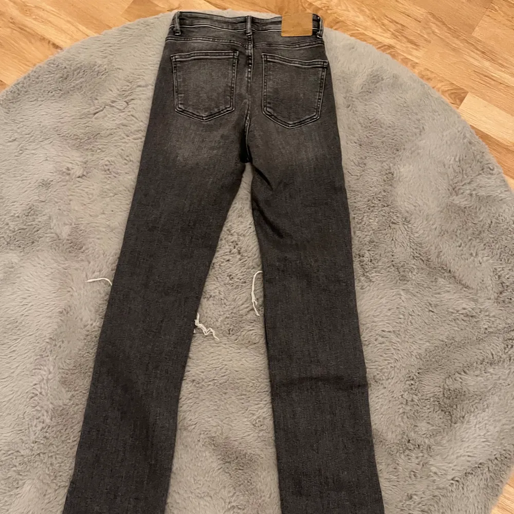 Hej säljer ett par zara jeans i storlek S. . Jeans & Byxor.