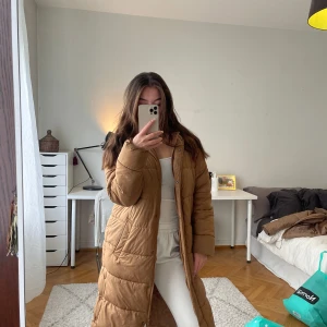 Jacka - Vinterjacka från Only Storlek: S Nån fläck på få ställen Hål i ena fickan men går lätt att sy ihop