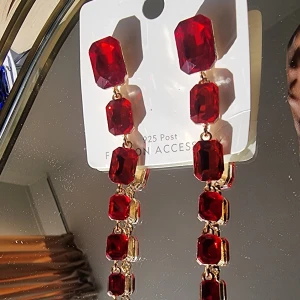 Långa röda örhängen med guldinfattning - .ny
