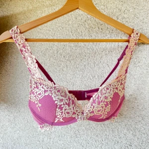 Intimissimi Gioia 75B - Säljer denna pushup bh från Intimissimi i 75B 🫶🏼 världens finaste rosa färg, men kommer inte till användning. Helt slutsåld och går inte att få tag på längre. I nyskick! 