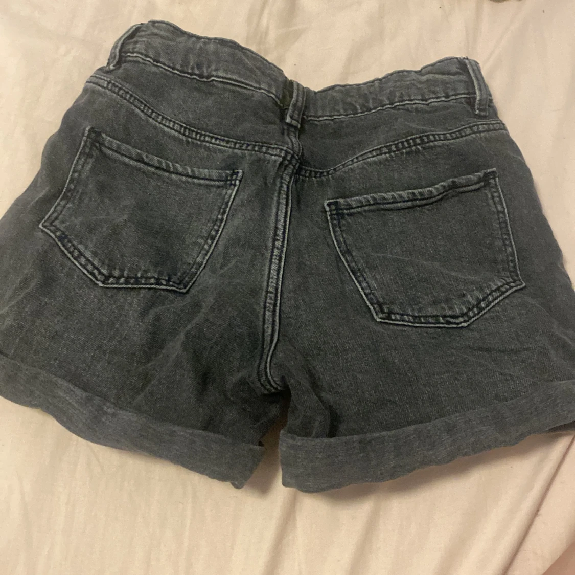 Ett par mörkgråa jeans shorts från H&M - 90