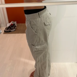 Cargos - Så tunna och sköna!  Skulle säga att de är som en M/L