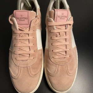 Valentino skor  - Hej! Säljer nu dessa Valentino skor, storlek 39, skicket bedömer vi är använt utan skador , tveka inte på att höra av er vid frågor kring skorna! 