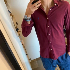 Ralph Lauren Skjorta - Riktigt snygg och stilren Ralph Lauren skjorta i mesh, riktigt snygg och unik färg samt skicket är nyskick, (10/10)