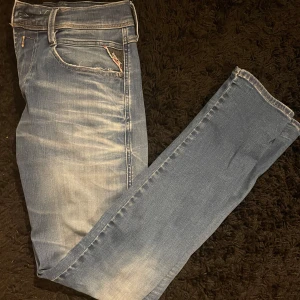 Replay jeans - Replay anbass storlek 32/32, modellen är 181 cm och väger 77. Nypris cirka 1500 men säljer nu för 469. Modellen har en slitning i knät som är ganska fett.