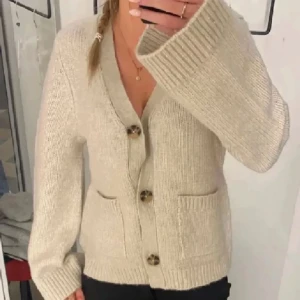 stickad kofta  - Säljer denna kofta i jätte bra skick från Lindex 