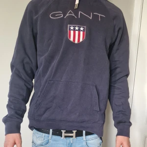 Gant hoodie - Sparsamt använd, inga skador eller färgförändringar. Storlek XL ( men för ungdomar, mer som M för en vuxen). Modellen är 181 cm. Säljer även en i vinrött