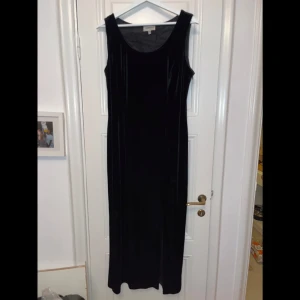 Sammets klänning med slits - Super fin sammetsklänning i vintagestil! Liten slits vid vänstra benet. 