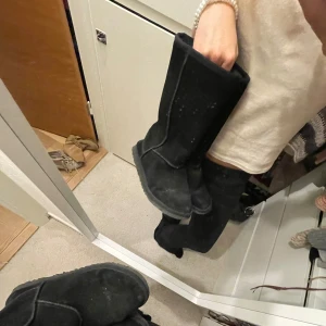 Uggs  - Söta höga uggs, använda🖤